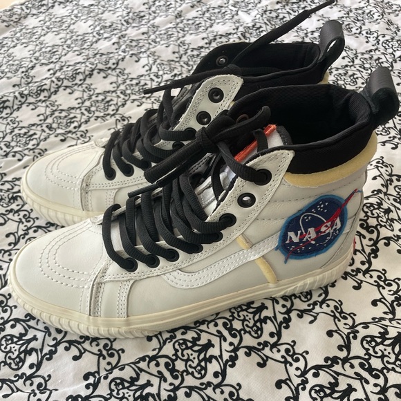 BNWOB VANS x NASA Sk8-Hi Unisex White Leather Sneakers Shoes Size 7Men/8.5Women - Picture 1 of 8